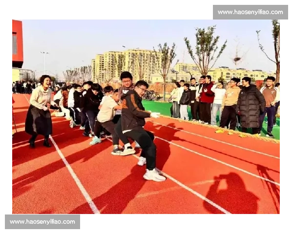 三年级拔河比赛中团结拼搏精神在校园里闪耀光芒和成长友谊共同绽放